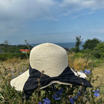 Sommerhat - Uden nakke med sort bånd og sløjfe i nakken