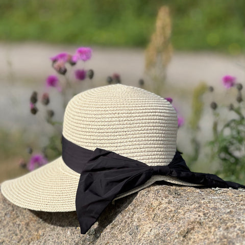Sommerhat - Uden nakke med sort bånd og sløjfe i nakken